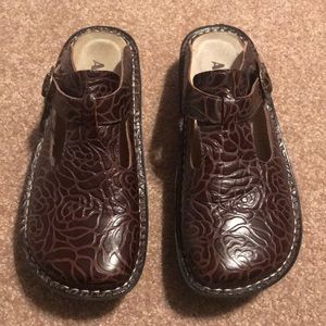 Alegria brown leather nursing shoes